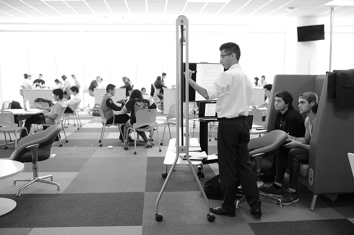Estudiante escribiendo en pizarrón