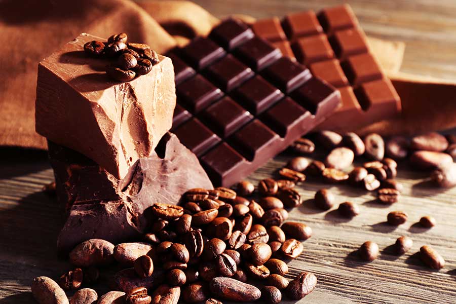 Granos de café cubiertos de chocolate