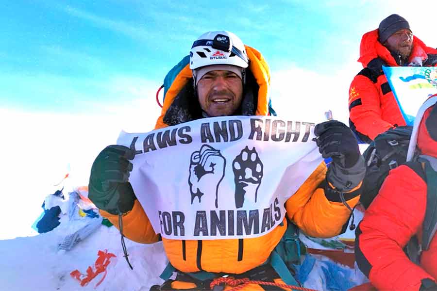 Durante su estancia en la cima del Everest, Erix mostró una manta con un mensaje a favor de los derechos de los animales.