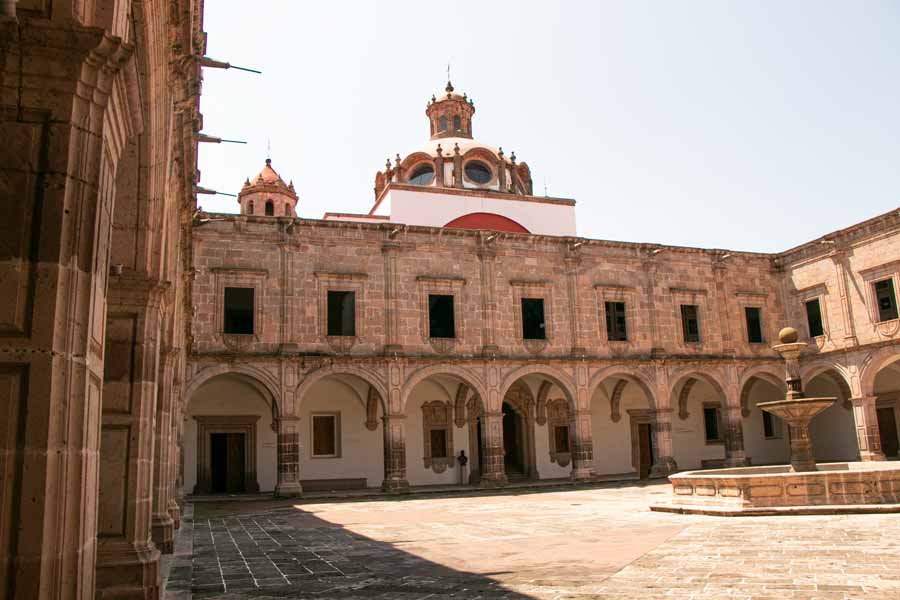 Centro cultural clavijero o palacio clavijero ubicado en Morelia, Michoacán