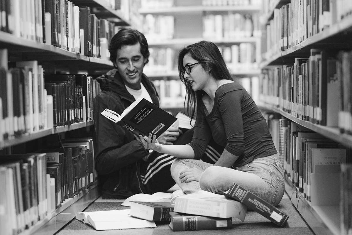 Jóvenes en biblioteca