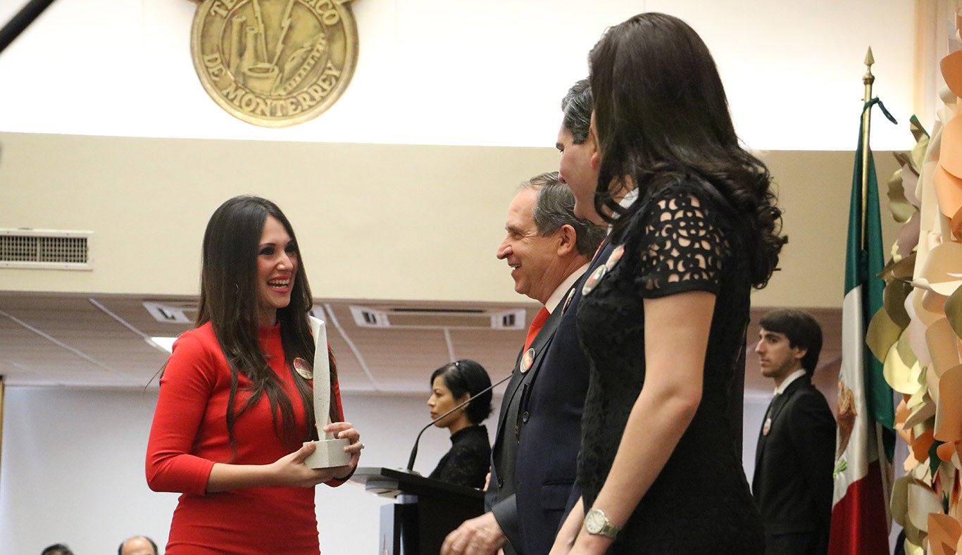 Laura Alejandra Grijalva recibiendo el Premio Mujer Tec 2018