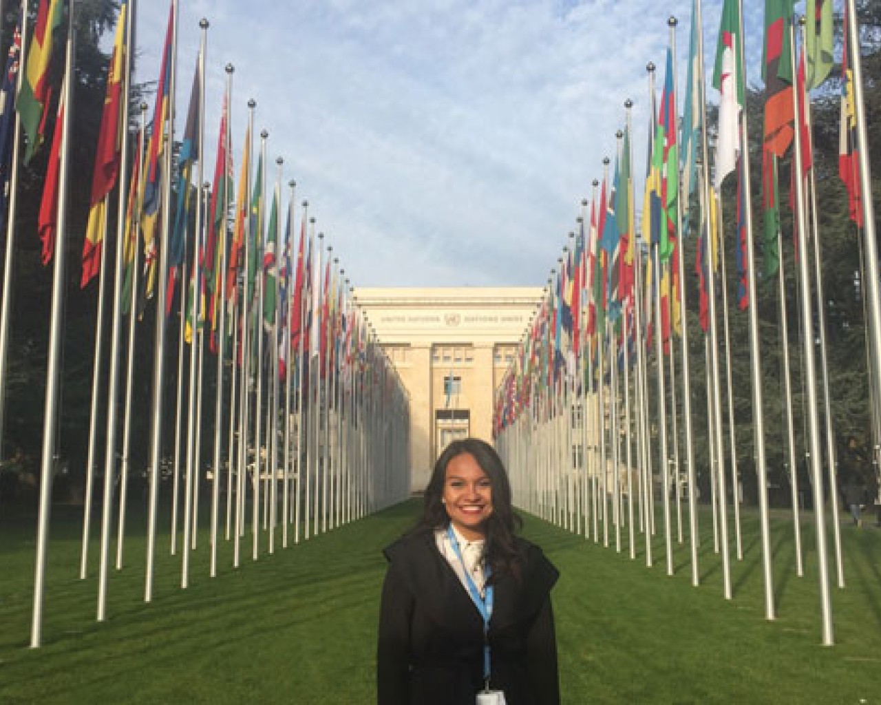 Foto de alumna con las banderas internacionales